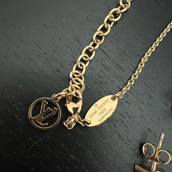 GENUINE✨Louis Vuitton Essential V Necklace & Earrings Set - Picture 4 of 4